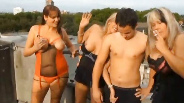 MILF រាងស្រឡូនស្អាត MILF កំពុងលេងជាមួយ pussy របស់នាង អាក្រាតកាយនៅលើគ្រែ