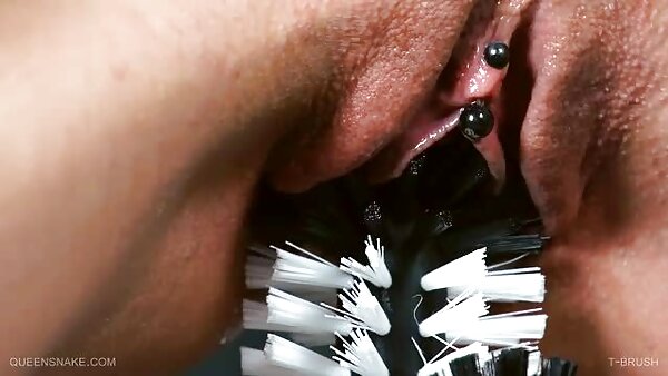 Kinky Claire Adams ទទួលបានក្បាលសុដន់ ក្បាលពោះ និង pussy របស់នាងដែលខ្ទាស់ជាមួយនឹងសម្លៀកបំពាក់
